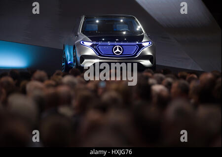 Berlin, Allemagne. Mar 29, 2017. Un concept Mercedes électrique EQ sur le podium au cours de la réunion générale de Daimler à Berlin, Allemagne, 29 mars 2017. Photo : Soeren Stache/dpa/Alamy Live News Banque D'Images