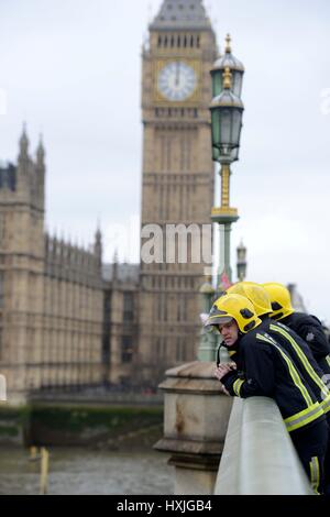 Homme aurait sauté du pont de Westminster dans la rivière Thames, London, UK, Crédit : Finnbarr Webster/Alamy Live News Banque D'Images