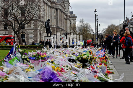 Londres, Royaume-Uni. Mar 29, 2017. Les gens commencent à se rassembler à Westminster aujourd'hui une semaine après Khalid Masood a tué quatre personnes sur le pont et dans les Maisons du Parlement Crédit : Simon Dack/Alamy Live News Banque D'Images