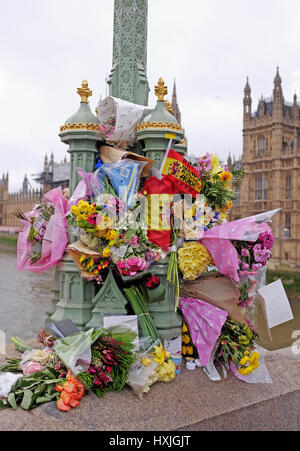 Londres, Royaume-Uni. Mar 29, 2017. Les gens commencent à recueillir de Westminster Bridge aujourd'hui une semaine après Khalid Masood a tué quatre personnes sur le pont et dans les Maisons du Parlement Crédit : Simon Dack/Alamy Live News Banque D'Images