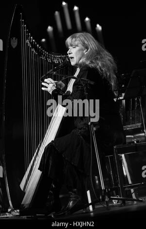 Milan Italie. 28 mars 2017. La musicienne canadienne LOREENA McKENNITT effectue sur scène au Teatro della Luna pendant le 'Tour' reverse un Trio Crédit : Rodolfo Sassano/Alamy Live News Banque D'Images