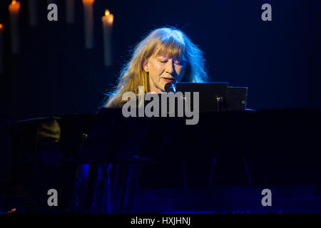 Milan Italie. 28 mars 2017. La musicienne canadienne LOREENA McKENNITT effectue sur scène au Teatro della Luna pendant le 'Tour' reverse un Trio Crédit : Rodolfo Sassano/Alamy Live News Banque D'Images