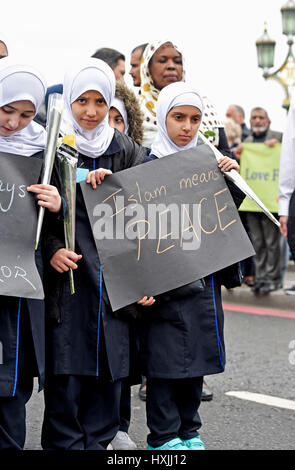 Londres, Royaume-Uni. Mar 29, 2017. Les écoliers musulmans rejoignez des milliers de personnes participant à une marche à travers le pont de Westminster, puis une minutes de silence en mémoire de ceux qui sont morts dans l'attaque par Khalid Massoud il y a une semaine . C'était exactement il y a une semaine, Khalid Masood a tué quatre personnes sur le pont et à l'extérieur de la Maison du Parlement à Londres Crédit : Simon Dack/Alamy Live News Banque D'Images