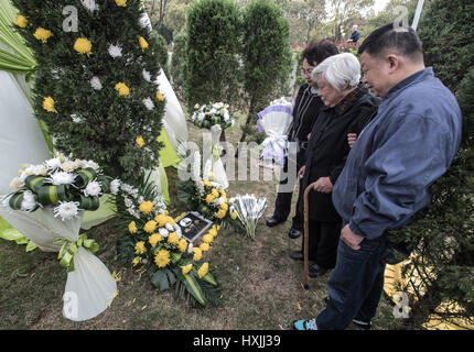 Wuhan, province du Hubei en Chine. Mar 29, 2017. Les membres de la famille du défunt le deuil de l'arbre tombe inhumation dans un cimetière à Wuhan, capitale de la province du Hubei en Chine centrale, le 29 mars 2017. Credit : Xiao Yijiu/Xinhua/Alamy Live News Banque D'Images