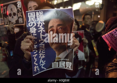 Tokyo, Tokyo, Japon. Mar 29, 2017. Les manifestants exigent la démission du Premier ministre Shinzo Abe douteux après la transaction acquisition de terrains propriété de l'Etat pour la construction d'une école primaire à Osaka. Credit : Alessandro Di Ciommo/ZUMA/Alamy Fil Live News Banque D'Images