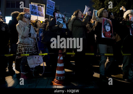 Tokyo, Tokyo, Japon. Mar 29, 2017. Les manifestants exigent la démission du Premier ministre Shinzo Abe douteux après la transaction acquisition de terrains propriété de l'Etat pour la construction d'une école primaire à Osaka. Credit : Alessandro Di Ciommo/ZUMA/Alamy Fil Live News Banque D'Images