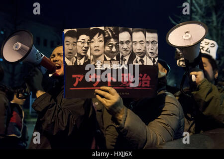 Tokyo, Tokyo, Japon. Mar 29, 2017. Les manifestants exigent la démission du Premier ministre Shinzo Abe douteux après la transaction acquisition de terrains propriété de l'Etat pour la construction d'une école primaire à Osaka. Credit : Alessandro Di Ciommo/ZUMA/Alamy Fil Live News Banque D'Images