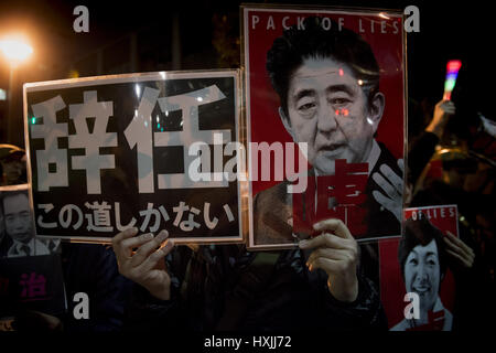 Tokyo, Tokyo, Japon. Mar 29, 2017. Les manifestants exigent la démission du Premier ministre Shinzo Abe douteux après la transaction acquisition de terrains propriété de l'Etat pour la construction d'une école primaire à Osaka. Credit : Alessandro Di Ciommo/ZUMA/Alamy Fil Live News Banque D'Images