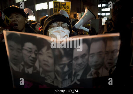 Tokyo, Tokyo, Japon. Mar 29, 2017. Les manifestants exigent la démission du Premier ministre Shinzo Abe douteux après la transaction acquisition de terrains propriété de l'Etat pour la construction d'une école primaire à Osaka. Credit : Alessandro Di Ciommo/ZUMA/Alamy Fil Live News Banque D'Images