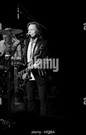 Fort Lauderdale, FL, USA. Mar 28, 2017. Jeff Hanna de Nitty Gritty Dirt Band sur scène des préformes à Parker Playhouse le 28 mars 2017 à Fort Lauderdale, en Floride. Credit : Mpi10/media/Alamy Punch Live News Banque D'Images