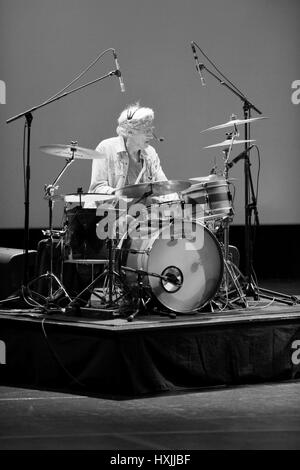 Fort Lauderdale, FL, USA. Mar 28, 2017. Jimmie Fadden de Nitty Gritty Dirt Band sur scène des préformes à Parker Playhouse le 28 mars 2017 à Fort Lauderdale, en Floride. Credit : Mpi10/media/Alamy Punch Live News Banque D'Images