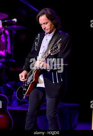 Fort Lauderdale, FL, USA. Mar 28, 2017. Jeff Hanna de Nitty Gritty Dirt Band sur scène des préformes à Parker Playhouse le 28 mars 2017 à Fort Lauderdale, en Floride. Credit : Mpi10/media/Alamy Punch Live News Banque D'Images