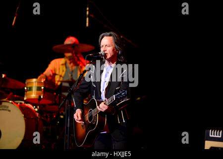 Fort Lauderdale, FL, USA. Mar 28, 2017. Jeff Hanna de Nitty Gritty Dirt Band sur scène des préformes à Parker Playhouse le 28 mars 2017 à Fort Lauderdale, en Floride. Credit : Mpi10/media/Alamy Punch Live News Banque D'Images