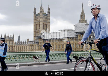 Londres, Royaume-Uni. Mar 29, 2017. Le pont de Westminster est fermée à la circulation et de la sécurité est serré avant une minutes de silence en mémoire de ceux qui sont morts dans l'attaque par Khalid Massoud il y a une semaine . C'était exactement il y a une semaine, Khalid Masood a tué quatre personnes sur le pont et à l'extérieur de la Maison du Parlement à Londres Crédit : Simon Dack/Alamy Live News Banque D'Images