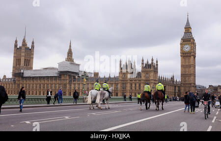 Londres, Royaume-Uni. Mar 29, 2017. Le pont de Westminster est fermée à la circulation et de la sécurité est serré avant une minutes de silence en mémoire de ceux qui sont morts dans l'attaque par Khalid Massoud il y a une semaine . C'était exactement il y a une semaine, Khalid Masood a tué quatre personnes sur le pont et à l'extérieur de la Maison du Parlement à Londres Crédit : Simon Dack/Alamy Live News Banque D'Images