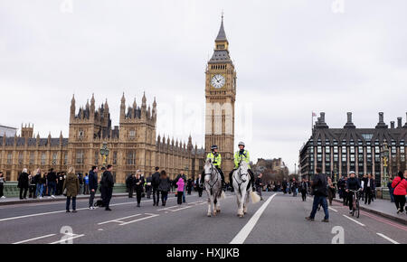 Londres, Royaume-Uni. Mar 29, 2017. Le pont de Westminster est fermée à la circulation et de la sécurité est serré avant une minutes de silence en mémoire de ceux qui sont morts dans l'attaque par Khalid Massoud il y a une semaine . C'était exactement il y a une semaine, Khalid Masood a tué quatre personnes sur le pont et à l'extérieur de la Maison du Parlement à Londres Crédit : Simon Dack/Alamy Live News Banque D'Images