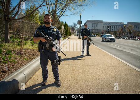 Washington DC, USA. 29 mars 2017. Près d'un pilote s'est déroulée sur les agents de police près de la Capitol Capitol building le mercredi matin. Mar 29, 2017. Des coups de feu ont été tirés lors de l'incident Crédit : Dimitrios Manis/ZUMA/Alamy Fil Live News Banque D'Images