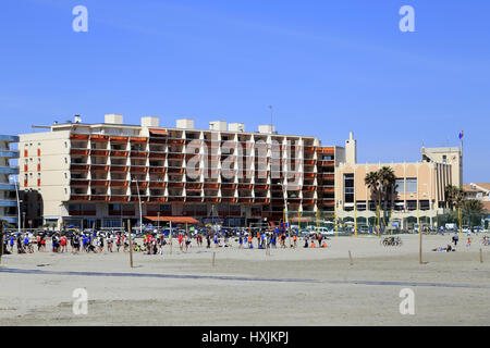 Palavas-Les-Flots, France, le 29 mars 2017. Les gens profitent de cette belle journée pour faire du sport et vous détendre sur les rives de la Méditerranée. Credit : Digitalman/Alamy Live News Banque D'Images