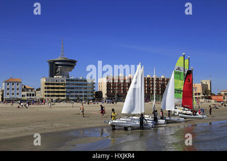 Palavas-Les-Flots, France, le 29 mars 2017. Les gens profitent de cette belle journée pour faire du sport et vous détendre sur les rives de la Méditerranée. Credit : Digitalman/Alamy Live News Banque D'Images