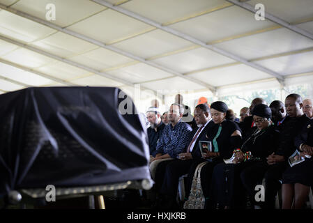 (170329) -- JOHANNESBURG, 29 mars 2017 (Xinhua) -- les combattants de la liberté économique (FEP), Julius Malema, leader , Winnie Madikizela-Mandela, ex-épouse de feu le Président sud-africain Nelson Mandela, et l'ancien Président sud-africain Kgalema Motlanthe (4e R) assister aux funérailles d'Ahmed Kathrada au cimetière Westpark à Johannesburg, Afrique du Sud, le 29 mars 2017. Anti-apartheid en Afrique du Sud stalwart Ahmed Kathrada est mort dans les premières heures du mardi matin à l'âge de 87 ans. (Xinhua/Zhai) Jianlan (SXK) Banque D'Images