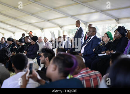 (170329) -- JOHANNESBURG, 29 mars 2017 (Xinhua) -- Nkosazana Dlamini-Zuma, l'ancien président de la Commission de l'Union africaine, sous-secrétaire général de l'African National Congress (ANC) Jessie Duarte et le Secrétaire général de l'ANC Gwede Mantashe (3e R) assister aux funérailles d'Ahmed Kathrada au cimetière Westpark à Johannesburg, Afrique du Sud, le 29 mars 2017. Anti-apartheid en Afrique du Sud stalwart Ahmed Kathrada est mort dans les premières heures du mardi matin à l'âge de 87 ans. (Xinhua/Zhai) Jianlan (SXK) Banque D'Images