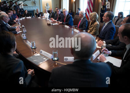 Washington DC, USA. 29 mars 2017. Le président américain, Donald J. Trump prononce une allocution lors d'un opiacé et d'écoute de l'abus de drogues dans la Roosevelt Room session de la Maison Blanche à Washington, DC, USA, 29 mars 2017. Credit : Shawn Thew/Piscine/MediaPunch /CNP via Alamy Live News Banque D'Images