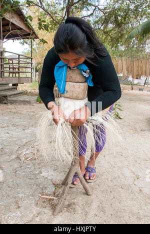 Le tissage traditionnel des chapeaux de paille toquilla équatorienne - UNESCO Patrimoine Culturel Immatériel de l'humanité Banque D'Images