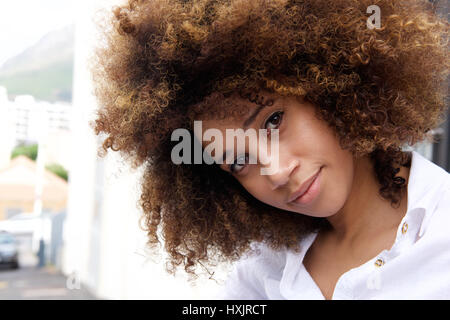 Close up portrait of a beautiful young african american woman with afro Banque D'Images