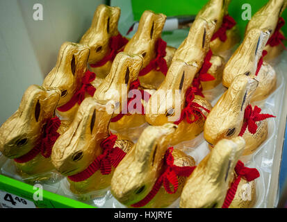 Une armée de lapins de Pâques en chocolat de marque Lindt en exposition dans un magasin à New York, le jeudi 23 mars, 2017. Pâques arrive le 16 avril. (© Richard B. Levine) Banque D'Images