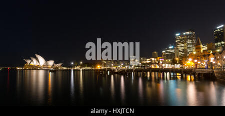 SYDNEY, AUSTRALIE - 14 octobre 2016 : Sydney panoramique sur les toits de la ville dans la nuit par la baie près de l'Opéra Banque D'Images
