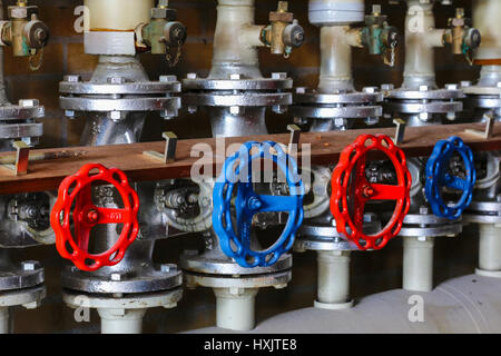 Industrial valves rouge et bleu et les pipelines Banque D'Images