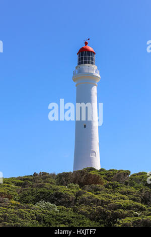 Split Point Lighthouse à Aireys Inlet, Great Ocean Road pendant une journée ensoleillée donnant sur le détroit de Bass. Victoria, Australie Banque D'Images