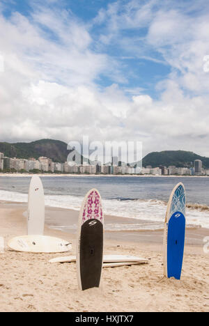 Planches debout en plein soleil sur la plage de Copacabana - Rio de Janeiro - Brésil - Décembre 19th, 2013 Banque D'Images