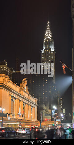 NYC rue la nuit. Manhattan - 42ème rue avec Grand Central Terminal et Chrysler Building. Banque D'Images