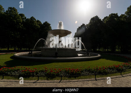 Une grande fontaine dans les jardins saxons ( jardins Saski) à Varsovie, Pologne Banque D'Images