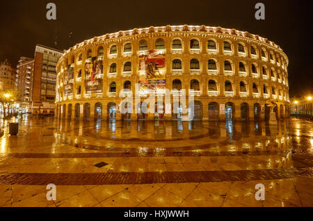 Plaza de Toros de Valencia à une nuit pluvieuse. C'est l'une des plus grandes arènes d'Espagne. Banque D'Images