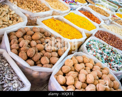 Plusieurs sacs avec aliments colorés et les épices dans un souk de marché à Nizwa, Oman Banque D'Images