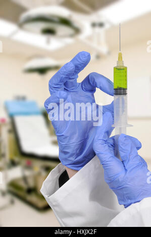 Un médecin de la préparation d'une injection dans une seringue.