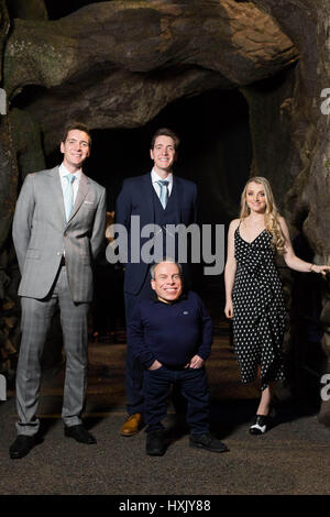 EDITORIAL SEULEMENT (de gauche à droite) James Phelps, Oliver Phelps, Warwick Davis et Evanna Lynch lors d'une visite du nouveau interdit l'extension de la forêt à la Warner Bros Studio Tour London - The Making of Harry Potter, qui s'ouvre au public le 31 mars. Banque D'Images