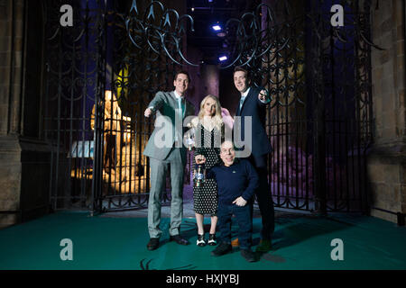 EDITORIAL SEULEMENT (de gauche à droite) James Phelps, Evanna Lynch, Warwick Davis et Oliver Phelps, lors d'une visite à la nouvelle extension de la Forêt Interdite à la Warner Bros Studio Tour London - The Making of Harry Potter, qui s'ouvre au public le 31 mars. Banque D'Images