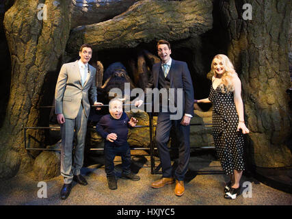 EDITORIAL SEULEMENT (de gauche à droite) James Phelps, Warwick Davis, Oliver Phelps et Evanna Lynch lors d'une visite du nouveau interdit l'extension de la forêt à la Warner Bros Studio Tour London - The Making of Harry Potter, qui s'ouvre au public le 31 mars. Banque D'Images