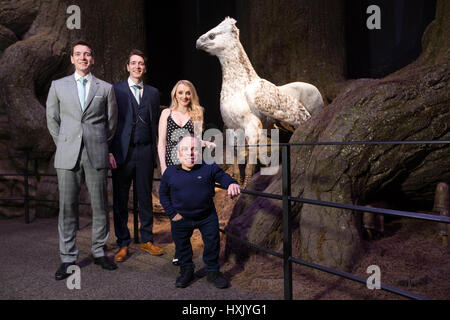 EDITORIAL SEULEMENT (de gauche à droite) James Phelps, Oliver Phelps, Evanna Lynch et Warwick Davis, lors d'une visite à la nouvelle extension de la Forêt Interdite à la Warner Bros Studio Tour London - The Making of Harry Potter, qui s'ouvre au public le 31 mars. Banque D'Images