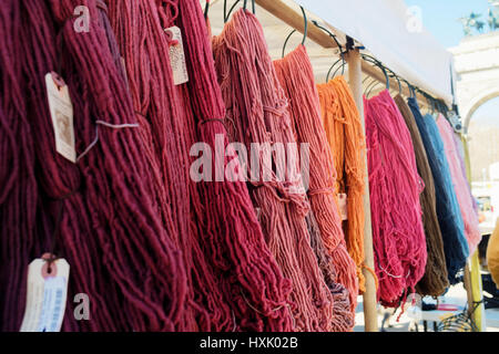 La laine teints à la main du marché agricole dans des couleurs vives. Banque D'Images