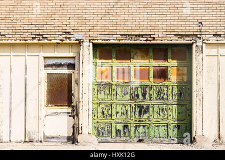 Entrepôt urbain abandonné Blight - usés, cassés et oublié II Banque D'Images