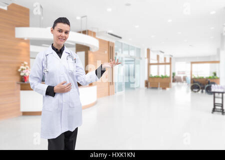 Belle femme médecin de l'hôpital en face de la réception Banque D'Images