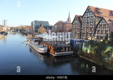 Vue de la rivière Brda avec sculpture de funambule, dans la ville de Bydgoszcz, dans le Nord de la Pologne Banque D'Images