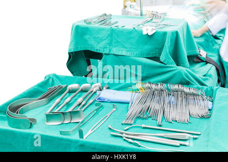 Outils chirurgicaux affichée sur un plateau chirurgical qui ont besoin d'oparate un patient dans le cadre d'une salle d'opération dans un hôpital moderne, isolé sur fond blanc avec Banque D'Images