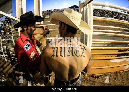 Rapport sur les cavaliers de rodéo et de l'environnement autour de ce Vaquero sport qui a une grande force dans l'État de Sonora. Les images d'un disque West rodeo arena en journée Banque D'Images