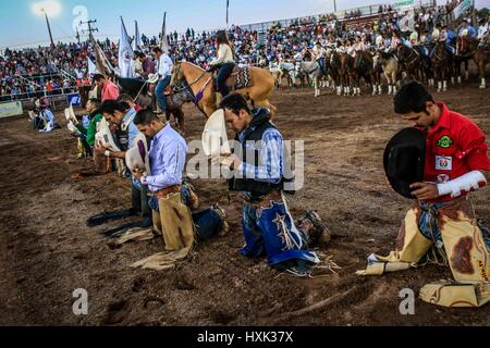 Rapport sur les cavaliers de rodéo et de l'environnement autour de ce Vaquero sport qui a une grande force dans l'État de Sonora. Les images d'un disque West rodeo arena en journée Banque D'Images