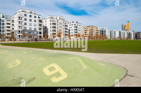 Avis de Gleisdreieck Park avec de nouveaux logements modernes de luxe adjacent à Berlin, Allemagne Banque D'Images